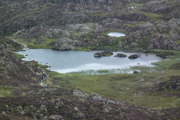 Rush hour at Inominate Tarn. (15 people in shot).